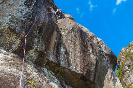 Oliver Peppes no primeiro esticão da Primogênito, nova via que leva ao topo do Abrolhos no Marumbi. Foto de Waldemar Niclevicz.