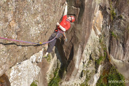 Waldemar Niclevicz superando o teto da Primogênito, sua última conquista no Marumbi, 70m 7b/c, Abrolhos. Foto de Oliver Peppes.