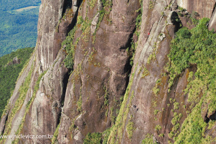 Waldemar Niclevicz (de vermelho) na Fissura Escorpiônica, terceiro esticão da Última Terra de Malboro. Rafael Artico e Bruno Lespinasse na parada. Foto de Silvia Niclevicz.