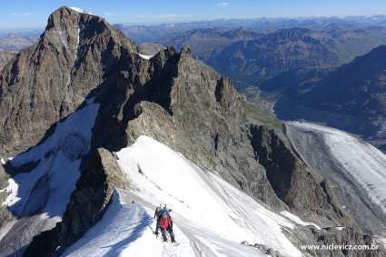 Escalando a Biancograt do Piz Bernina (4.049m), na Suíça, a mais alta montanha dos Alpes Orientais. Foto de Waldemar Niclevicz.