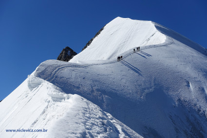 Parte superior da Biancograt, à direita o Piz Bianco (3.995m), à esquerda, rochoso em último plano, o Piz Bernina (4.049m), Suíça. Foto de Waldemar Niclevicz.