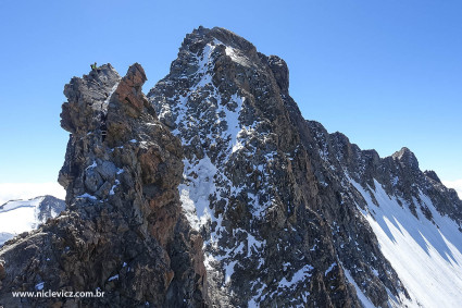 Crista rochosa que leva ao cume do Piz Bernina (4.049m), é preciso subir e descer várias vezes até chegar ao ponto mais alto. Foto de Waldemar Niclevicz.