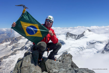 Waldemar Niclevicz no cume do Piz Bernina (4.049m), no dia 5 de agosto de 2015. Foto de Gianfranco.