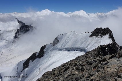 À direita rochosa, a Punta Perrucchetti (4.026m), cume italiano do Piz Bernina, por onde fizemos nossa descida em direção à Itália. Foto de Waldemar Niclevicz.