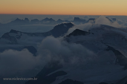 Entardecer no Piz Bernina, lado italiano. Foto de Waldemar Niclevicz.