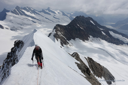 Silvia Niclevicz durante a escalada do Monch (4.107m), à direita, rochoso, o Eiger (3.970m), Oberland, Suíça. Foto de Waldemar Niclevicz.