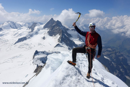 Waldemar Niclevicz no cume do Monch (4.107m), no dia 11 de agosto de 2015. Ao fundo, rochoso, o Jungfrau (4.158m). Foto de Silvia Niclevicz.