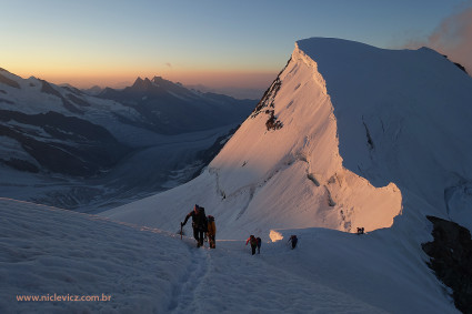 Superando a Rottalsattel, trecho mais difícil da escalada do Jungfrau, subida até o colo e logo travessia delicada rumo ao cume. Foto de Waldemar Niclevicz.