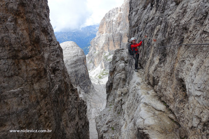 Silvia escalando a Ferrata Detassis nas Dolomitas de Brenta. Foto de Waldemar Niclevicz.