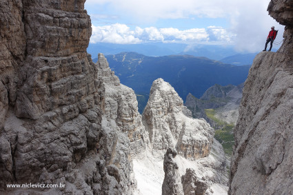 Belo panorama da Ferrata Bochette Alta, Brenta. “Ferratas” são vias equipadas com escadas e cabos de aço, nas Dolomitas muitas delas tiveram a sua origem nas grandes guerras mundiais. Foto de Waldemar Niclevicz.