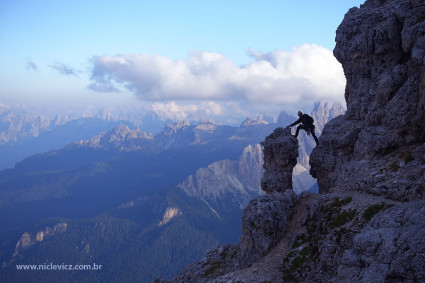 Eiki Higaki ao final da escalada do Primo Spigolo da Tofane de Rozes (2.700m), Dolomitas.