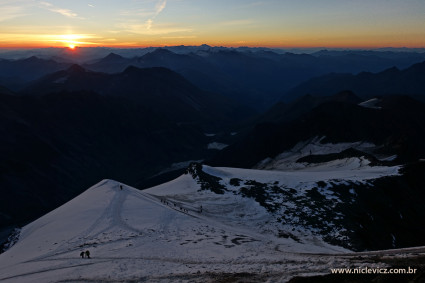 Amanhecer durante a escalada do Grossglockner (3.798m), a maior montanha da Áustria. Foto de Waldemar Niclevicz.