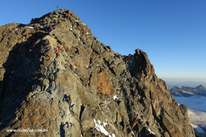 Alpinistas chegando ao cume do Grossglockner (3.798m), a maior montanha da Áustria. Foto de Waldemar Niclevicz.