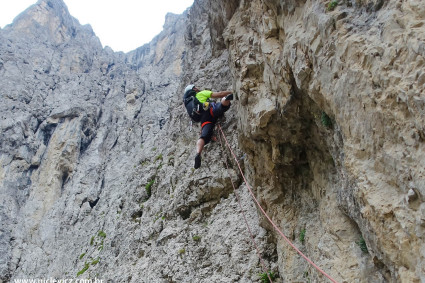Waldemar Niclevicz escalando a Castiglione Detassis (800m, V), Pala del Refugio, Pale de San Martino. Foto de Eiki Higaki.