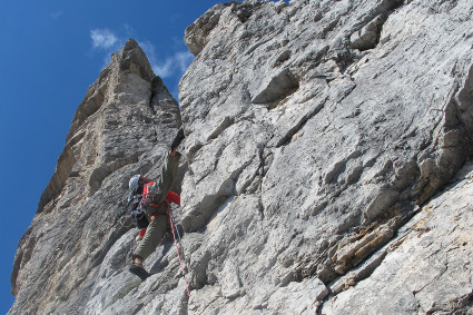 Waldemar Niclevicz escalando o Spigolo Jori (550m, V), Punta Fiames (2.240m), Grupo Pomagagnon, Dolomitas. Foto de Eiki Higaki.