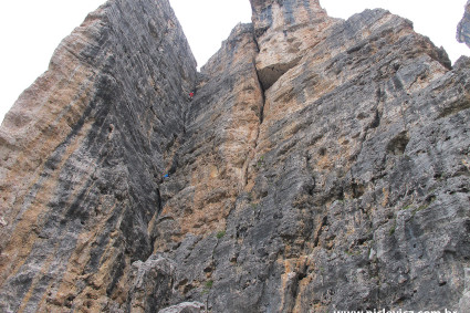 Paulo Andriguetto e Waldemar Niclevicz escalando a Torre Lietres (2.400m), Grupo Puez, Dolomitas, Itália. Foto de Silvia Niclevicz.