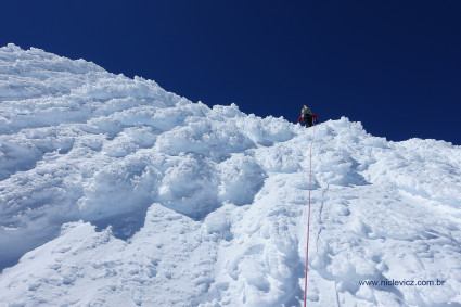 Edwin Espinoza superando o cogumelo de gelo rumo ao cume do San Lorenzo. Foto de Waldemar Niclevicz