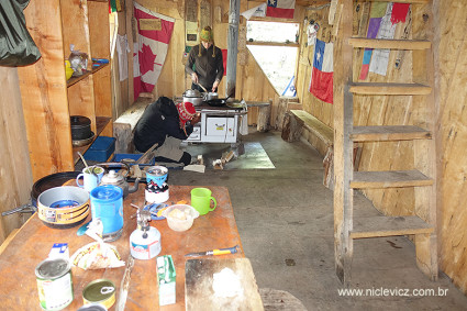 Interior do Refugio Toni Rohrer. Foto de Waldemar Niclevicz