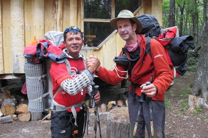 O peruano Edwin Espinoza e Waldemar Niclevicz após a escalada do San Lorenzo.Foto de Silvia Niclevicz