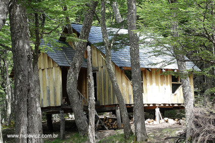 Refugio Toni Rohrer, acampamento-base do San Lorenzo. Foto de Waldemar Niclevicz