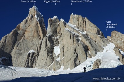 Desde Niponino (1.000m), cruzamos o Colo Standhardt (2.200m), para ter acesso ao lado oeste do Cerro Torre, por onde se desenvolve a Via Ragni. Foto de Waldemar Niclevicz.