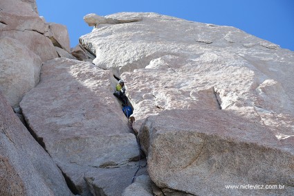 Eduardo Mazza (Formiga) no lance mais difícil da “Californiana”, um off-width de 6a+ no terceiro esticão da via. Fitz Roy. Foto de Waldemar Niclevicz.