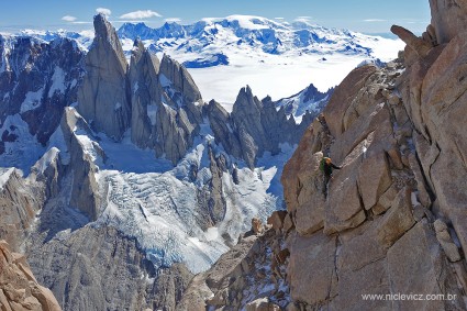 Branca Franco no 4o esticão da “Californiana”, com o Maciço do Cerro Torre ao fundo. Fitz Roy. Foto de Waldemar Niclevicz.