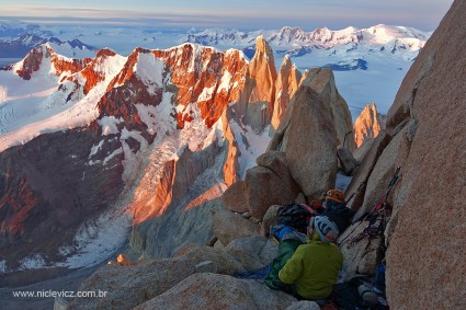 Amanhecer visto do bivaque que fizemos a 3.300m, já sobre a linha da “Supercanaleta”, via por onde finalizamos a escalada do Fitz Roy. Foto de Waldemar Niclevicz.