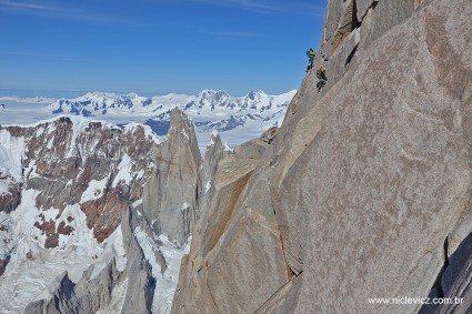 Extraordinária travessia de 60m no final da “Californiana+Supercanaleta”. Um rapel de 20m e mais uma hora de escalada fácil levam até o cume do Fitz Roy. Foto de Waldemar Niclevicz.