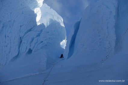 Nathan Heald chegando no Colo de la Esperanza (2.550m), amanhecer do dia 12 de janeiro de 2016. Via Ragni, Cerro Torre. Foto de Waldemar Niclevicz.