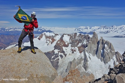 Waldemar Niclevicz no cume do Fitz Roy (3.405m), no dia 31 de janeiro de 2016. Foto de Branca Franco.