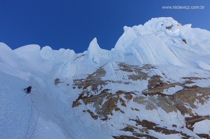 Escalando acima do Colo de la Esperanza. Via Ragni, Cerro Torre. Foto de Waldemar Niclevicz.