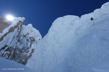 Superando o Elmo, um dos trechos mais difíceis da escalada, 60m verticais com passagens de até 90o. É possível observar os cogumelos do cume e, abaixo deles, o trecho de misto. Via Ragni, Cerro Torre. Foto de Waldemar Niclevicz.