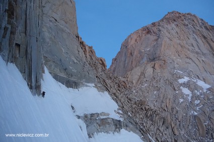 Cordada de canadenses chegando no topo da Brecha de los Italianos (2.600m). À direita o Fitz Roy, a “Californiana” segue a aresta à esquerda que se destaca contra o céu. Foto de Waldemar Niclevicz.