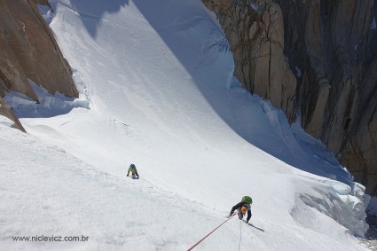 Chegando na Silla de los Americanos (2.800m), início da escalada da “Californiana”. Foto de Waldemar Niclevicz.