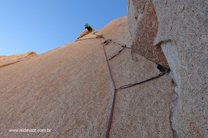 Eduardo Mazza (Formiga) no último esticão, 6a, da “Californiana”. Fitz Roy. Foto de Waldemar Niclevicz.