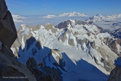 Ao amanhecer, vista que se descortina para o Noroeste do final da “Supercanaleta”, sombra do Fitz Roy à esquerda, à direita o Passo Marconi.