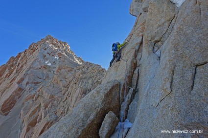 Eduardo Mazza, o Super Formiga, superando o esticão mais difícil 5+ da “Supercanaleta”. À esquerda o cume do Fitz Roy. Foto de Waldemar Niclevicz.