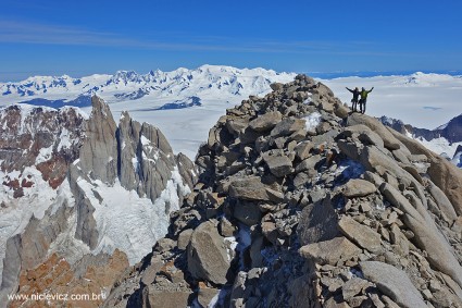 Branca Franco e Eduardo Mazza no cume do Fitz Roy (3.405m), no dia 31 de janeiro de 2016. Foto de Waldemar Niclevicz.