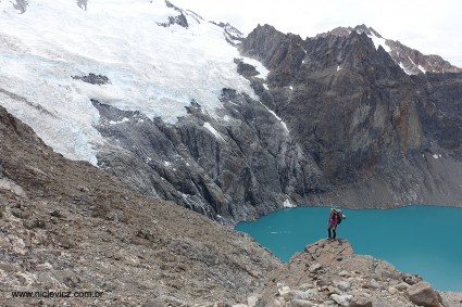 A escalada do Mojon Rojo pode ser feita em dois dias. No primeiro aproximando-se até uma gruta que existe acima da Laguna Sucia. Foto de Waldemar Niclevicz.