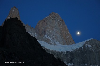 Momento de iniciar a escalada do Mojon Rojo, com o magnífico Fitz Roy iluminado pela lua cheia. Foto de Waldemar Niclevicz.