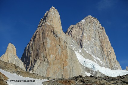 A Saint Exupery (pequena, à esquerda), a Poincenot (no centro) e à direita, o magnífico Fitz Roy, vistos durante a escalada do Mojon Rojo. Foto de Waldemar Niclevicz.