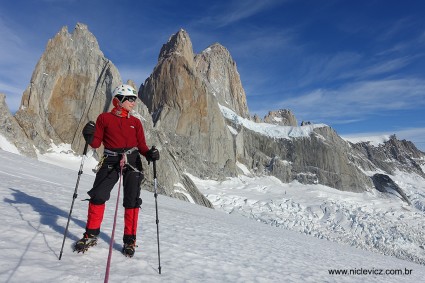 Silvia cruzando o glaciar que leva ao cume rochoso do Mojon Rojo. Atrás dela o cume duplo da Saint Exupery. À direita a Poincenot e o Fitz Roy. Foto de Waldemar Niclevicz.
