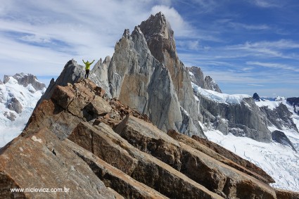 Waldemar Niclevicz no cume do Mojon Rojo. Saint Exupery, Poincenot e Fitz Roy ao fundo. Foto de Silvia Niclevicz.