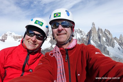 Silvia e Waldemar no cume do Mojon Rojo, com o Cerro Torre ao fundo. Pura felicidade! (mas as nuvens já estavam chegando, ao final do dia choveu ao chegarmos em El Chalten).