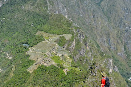 Waldemar observa Machu Picchu do alto do Huayna Picchu, Cordilheira de Vilcabamba, Peru. Foto de Silvia Niclevicz.