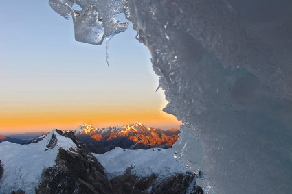 Amanhecer no Pumasillo, com o maciço do Panta ao Fundo, Cordilheira de Vilcabamba, Peru. Foto de Waldemar Niclevicz.