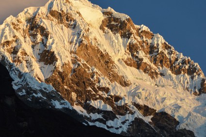 O imponente Salcantay (6.271m), a maior montanha da Cordilheira de Vilcabamba, Peru. Foto de Waldemar Niclevicz.