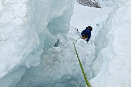 Cruzando seracs durante a escalada do Pumasillo. Foto de Waldemar Niclevicz.