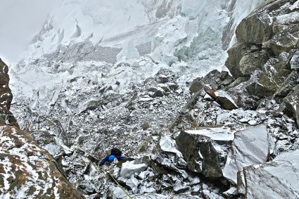 Trecho de escalada em rocha acima dos 5.600m no Pumasillo. Foto de Waldemar Niclevicz.